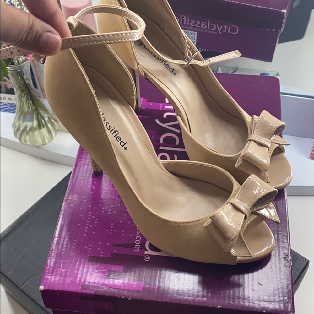 Tan heels - Picture 3 of 4